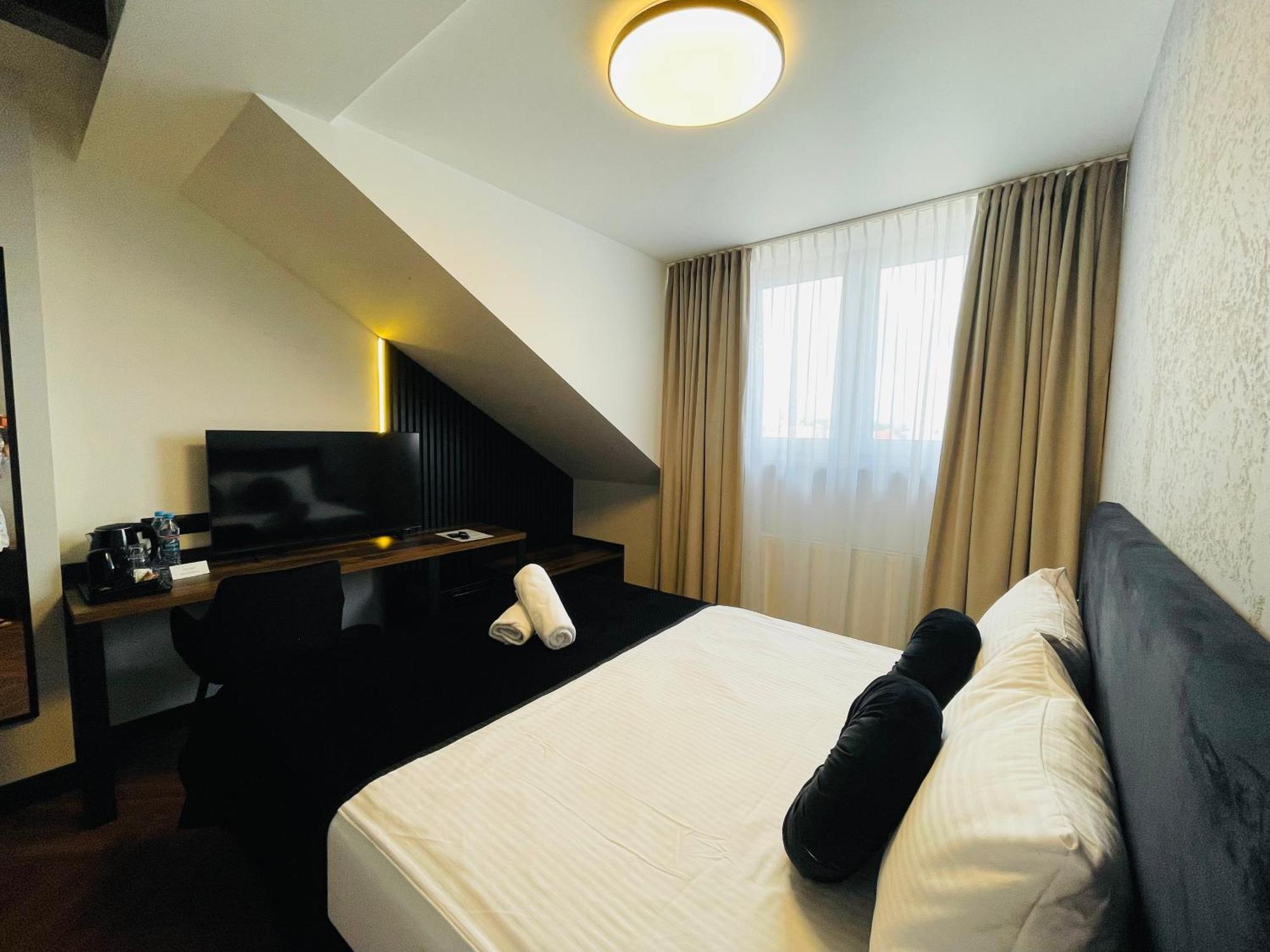 Hotel Millennium พสาสเนสซ์ ภายนอก รูปภาพ